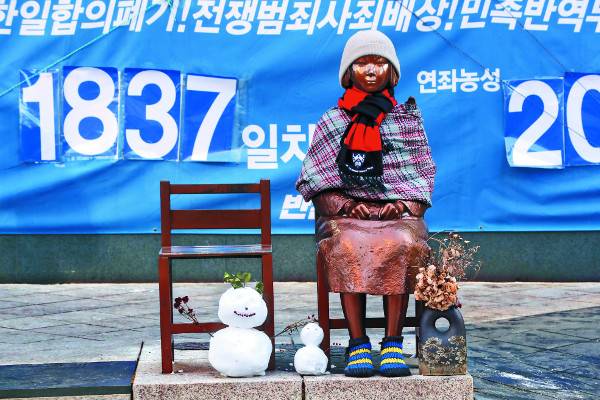 서울중앙지법 민사34부는 8일 일본군 위안부 피해 할머니들이 일본을 상대로 제기한 손해배상청구소송 1심에서 할머니들의 손을 들어줬다. 위안부 피해자들에 대한 일본의 불법행위 책임을 인정한 첫 판결에 일본 정부는 “인정할 수 없다”며 강력 반발하고 있다. 서울 종로구 옛 일본대사관 앞의 평화의 소녀상은 이날도 일본 정부의 진정성 있는 사죄를 요구하며 묵묵히 자리를 지키고 있다. 연합뉴스