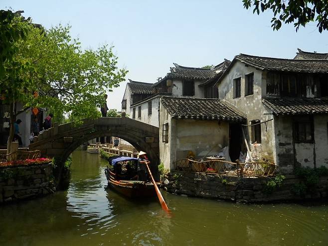 중국 장쑤성 쑤저우시의 작은 도시 저우장. 900년이 넘는 역사를 자랑하는 고전 수향으로 마을 곳곳에 물이 지나 배를 타고 이동한다. /사진=송경은 기자