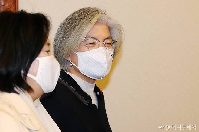 강경화 외교부 장관이 5일 오전 서울 종로구 정부청사에서 열린 올해 첫 국무회의에 참석하고 있다. / 사진=김휘선 기자 hwijpg@