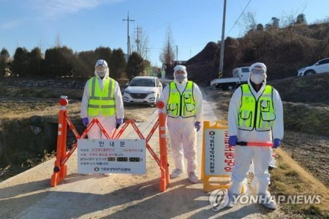 AI가 발생한 가금농장 통제. 연합뉴스