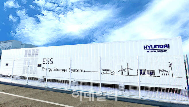 현대차 울산공장에 설치된 태양광 발전소와 연계한 2MWh급 전기차 배터리 재사용 에너지저장장치 모습 (사진=현대차그룹 제공)