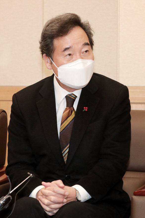 이낙연 더불어민주당 대표가 7일 오후 경기도 수원시 장안구 천주교 수원교구청에서 이용훈 한국천주교주교회의 의장과 만나 발언하고 있다. (사진=연합뉴스)