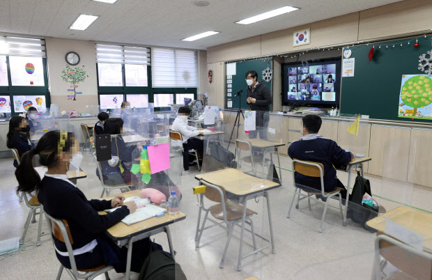 한 초등학교에서 대면 수업과 원격 수업이 동시에 이뤄지고 있다. (사진=연합뉴스)