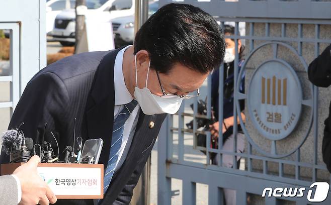 공직선거법 위반 등 혐의로 체포영장이 발부된 국회 더불어민주당 정정순(청주 상당) 의원이 31일 오전 청주지검 앞에서 자진출석 전 취재진에게 인사를 하고 있다. 2020.10.31/뉴스1 © News1 김용빈 기자