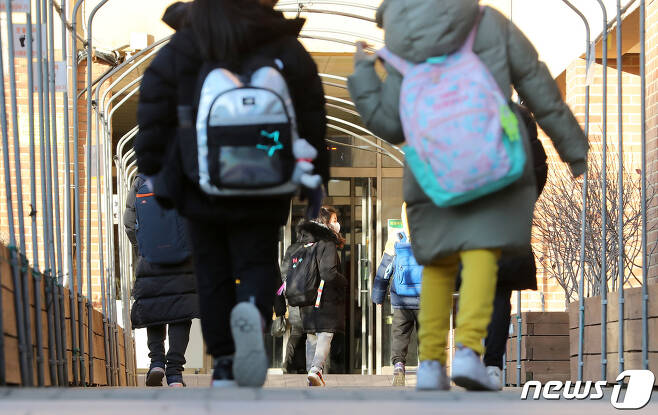 지난해 12월14일 서울의 한 초등학교에서 학생들이 등교하고 있다./뉴스1 © News1