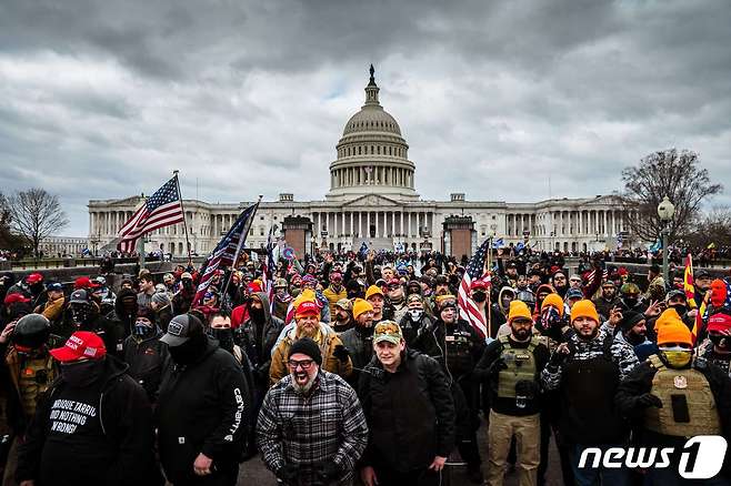 트럼프 지지자들이 2021년 1월 6일 미국 워싱턴 국회의사당 건물 앞에 집결한 모습. © AFP=뉴스1