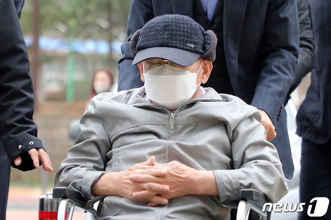 감염병예방법 위반 등 혐의로 기소된 이만희 신천지예수교 증거장막성전(신천지) 총회장이 18일 오후 경기도 수원시 영통구 수원지방법원에서 열리는 재판에 출석하고 있다. 2020.11.18/뉴스1 © News1 조태형 기자