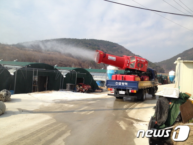 고성군 한 오리농가의 광역 방제기 운영 모습.(경남도 제공)뉴스1