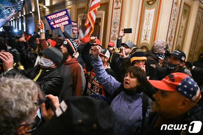 6일(현지시간) 도널드 트럼프 미국 대통령을 지지하는 시위대가 워싱턴 의회에 난입해 구호를 외치고 있다. © AFP=뉴스1 © News1 우동명 기자