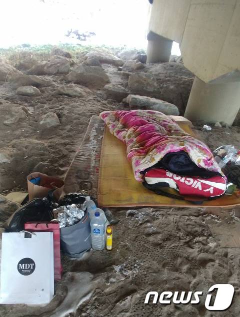 체감온도 영하 21도에 육박하는 맹추위가 몰아 닥친 9일 아침 대전 동구 삼성동 북부교 아래에 한 노숙인이 위험스럽게 잠을 자고 있다. 이 노숙인은 교각 아래 꽁꽁 얼어붙은 흙 바닥에 얇은 이불 2장을 깔아 놓고 침낭에 들어가 홀로 체온에 의지하며 한기를 견디고 있었다.북부교를 비롯한 대전역 주변에는 노숙인 20여명이 곳곳에 흩어져 북극 한파 속 힘겨운 겨울나기를 하고 있는 것으로 알려졌다. 2021.1.9/뉴스1 © News1 김경훈 기자