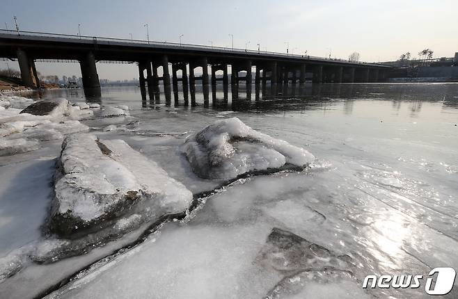 10일 서울 여의도 한강대교 인근 강물이 얼어붙었다. 2021.1.10/뉴스1 © News1 박세연 기자