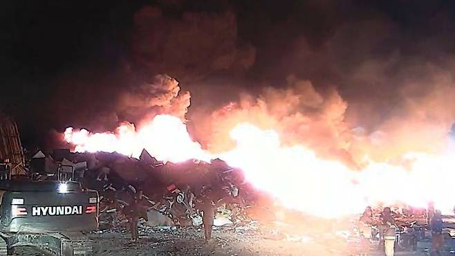 9일 오후 8시 7분쯤 포항 남구 호동 쓰레기 매립장에서 발생한 화재를 소방대원들이 진압하고 있다. /포항남부소방서 제공.