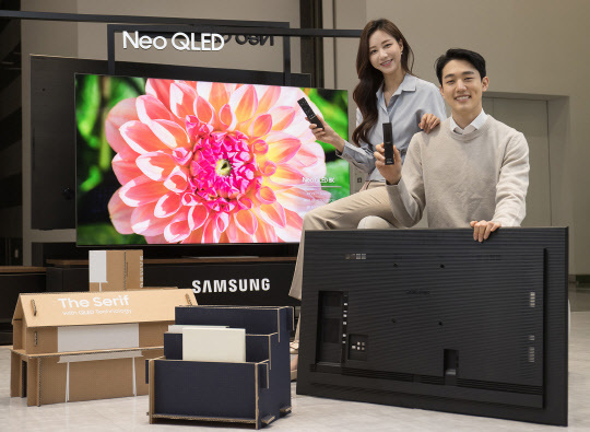 삼성전자 모델이 수원 삼성 디지털시티에서 2021년 신제품 네오 QLED TV와 새롭게 적용된 솔라셀 리모컨, 에코 패키지를 소개하고 있다. <삼성전자 제공>