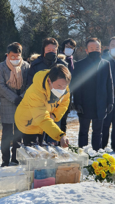 김종철 정의당 대표가 10일 마석 모란공원 고(故) 노회찬 전 의원의 묘역을 찾아 헌화하고 있다. 정의당 제공
