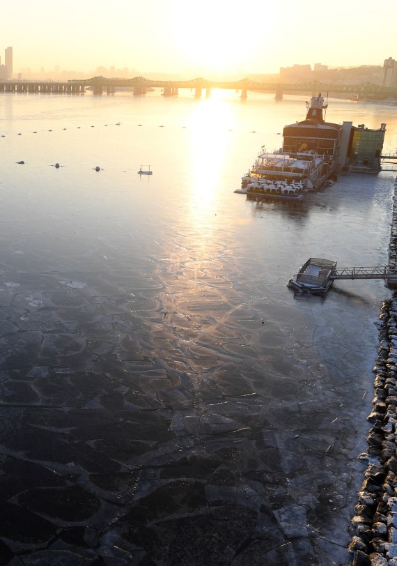 북극발 한파가 계속되면서 한강이 2년 만에 결빙됐다. 10일 서울 원효대교 인근 한강이 얼어있다. 기상청은 이번 추위가 12일까지 이어질 것이라고 예보했다. 사진=김범석 기자