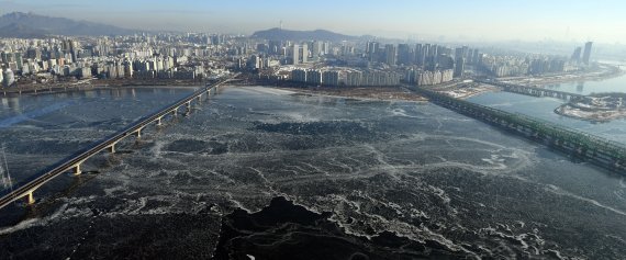 북극발 한파가 계속되면서 한강이 2년 만에 결빙됐다. 10일 서울 63빌딩에서 바라본 한강이 얼어있다. 기상청은 이번 추위가 12일까지 이어질 것이라고 예보했다. 사진=김범석 기자