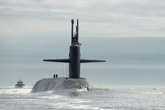 미국 해군의 오하이오급 잠수함 테네시가 모항으로 귀항하는 모습. 트라이던트 탄도미사일을 발사할 수 있는 전략핵잠수함(SSBN)이다. 미국 해군 누리집 갈무리