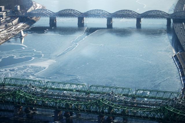 북극 한파가 연이어 찾아온 10일 서울 여의도 인근 한강에 얼음이 얼어 있다. 한강에 결빙이 관측된 것은 지난 2018년 12월 이후 2년 여 만이다. 뉴시스