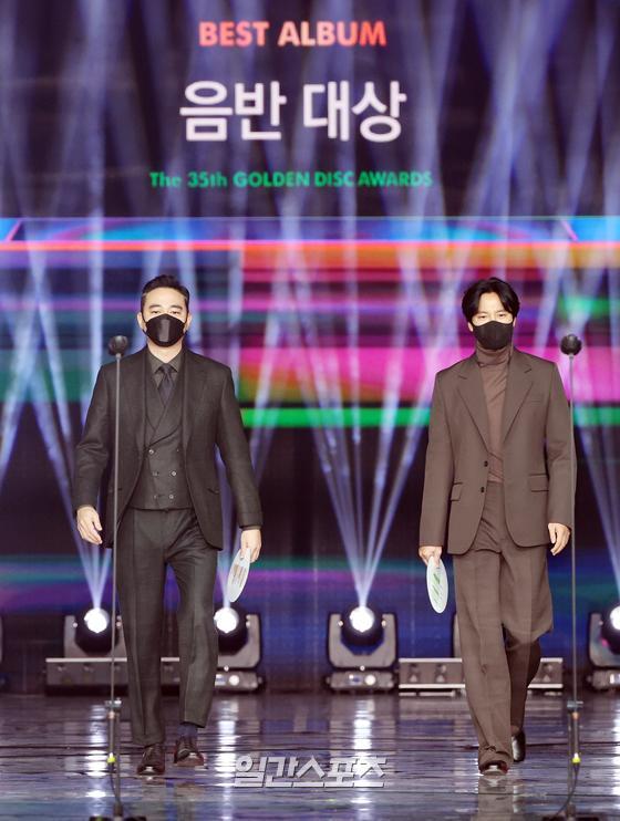 JTBC CEO Jeongdo Hong Joongang Ilbo and Actor Kim Nam-gil are appearing on stage to present the Grand Prize in the digital record category of 35th 2021 Golden Disk Awards with Curaprox held at KINTEX in Kyeongdong, Goyang City, Gyeonggi Province on the afternoon of the 10th.35th 2021 Golden Disk Awards with Curaprox will be broadcast on JTBC, JTBC2, and JTBC4.
