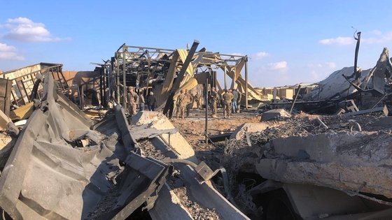 지난해 1월 이란군의 미사일 공격에 파괴된 이라크 미군 기지 [사진 AP]