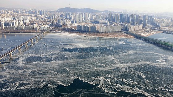 계속된 한파로 수도 서울을 관통하는 한강이 꽁꽁 얼었다. 휴일인 10일 서울 여의도 63빌딩 전망대에서 바라본 한강 일대가 얼음 조각과 함께 얼어 붙었다. 김상선 기자