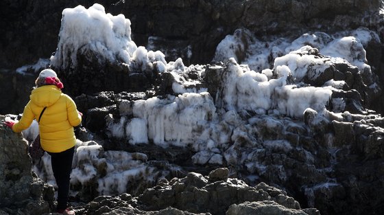 전국적으로 북극발 한파가 몰아친 10일 부산 남구 오륙도 앞 갯바위에 얼음이 얼어 있다. 송봉근 기자