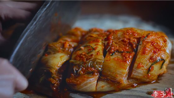 리즈치가 영상에서 배추김치를 썰어 김치찌개를 준비하는 모습. 유튜브 캡처