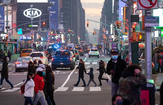 코로나19로 미국 전역이 비상인 가운데 지난달 12일(현지시간) 행인들이 뉴욕 타임스퀘어를 지나고 있다. 연합뉴스