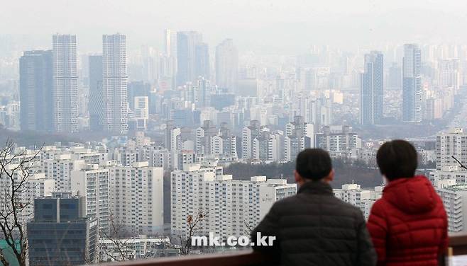 시민들이 지난해 말 서울 남산에서 빽빽이 들어선 강북 아파트들을 바라보는 모습. [사진 = 매경DB]