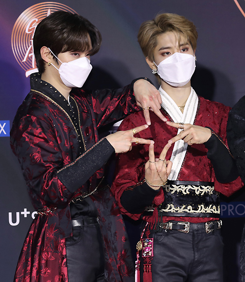 Stray Kids Reno and Han are greeting at the 35th 2021 Golden Disk Awards with Curaprox record awards ceremony at the Gyeonggi Province Goyang Kintex on the afternoon of the 10th.