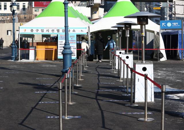 10일 서울역 광장에 마련된 코로나19 임시 선별검사소가 비교적 한산하다. /연합뉴스