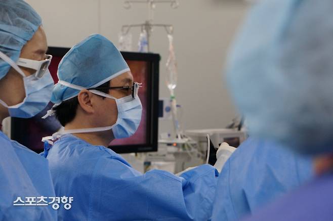 복강경을 이용한 간 기증 수술을 집도하고 있는 경북대병원 한영석 교수