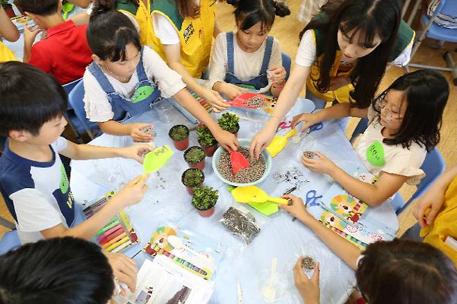 한국남동발전이 발전소 주변지역 학생들을 위해 진행하고 있는 찾아가는 에너지교실 프로그램 모습.