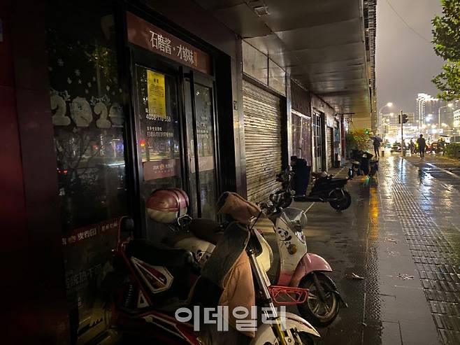 코로나19 집단감염이 처음 발견된 우한의 화난수산시장 앞. 사진=신정은 기자
