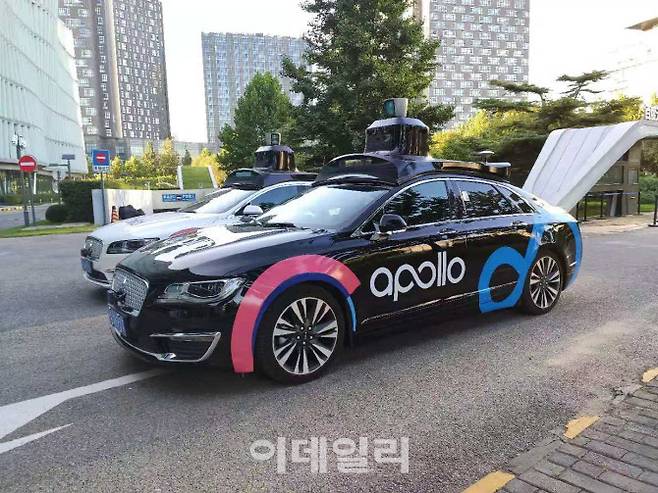 바이두 본사 ‘무인 자율주행 체험 정류장’ 앞에 세워진 자율주행차.(사진=신정은 특파원)