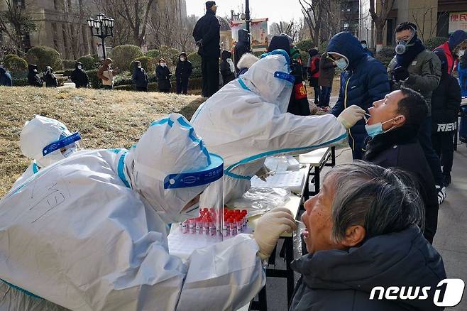 6일 중국 허베이성 스자좡에서 의료진들이 주민들을 대상으로 코로나19 검사를 하고 있다. © AFP=뉴스1