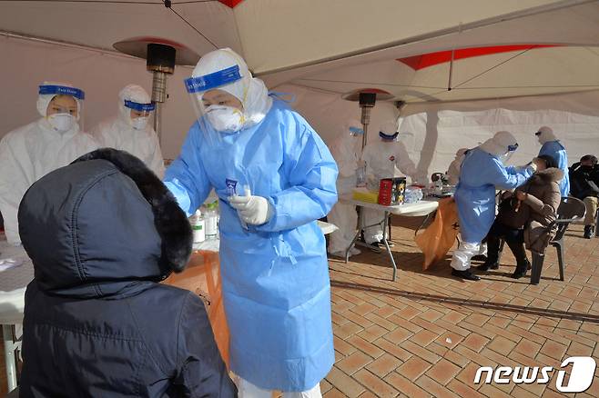 6일 경북 포항시가 시청 광장에 임시 신종코로나 바이러스 감염증(코로나19)선별진료소를 설치해 시청사에서 근무 중인 공무원 등 2000여 명에 대한 전수검사를 실시하고 있다. 임시선별진료소는 8일까지 운영된다. 2021.1.6/뉴스1 © News1 최창호 기자