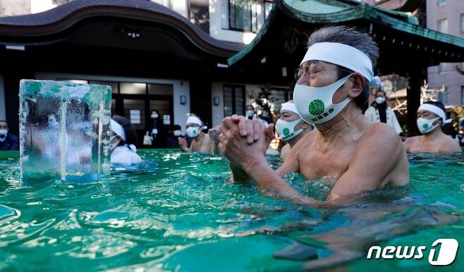 일본 도쿄에서 얼음물 기도 행사를 하고 있다. © 로이터=뉴스1