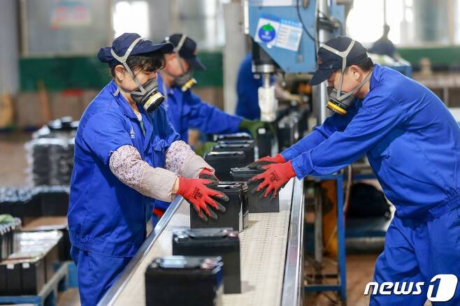 2020년 3월 30일 중국 동부 안후이성 화이베이 공장의 배터리 생산 라인 모습.  © AFP=뉴스1