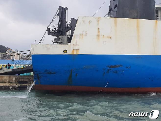 지난 10일 오후 3시28분쯤 제주항 3부두에 정박 중인 일반화물선 A호(제주선적·3560톤) 선미부분을 지나가던 예인선 B호(제주선적·139톤)가 들이받는 사고가 발생했다.(제주해양경찰서 제공)2021.1.11 /뉴스1© News1