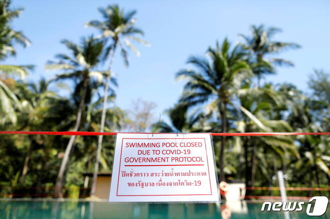 태국의 휴양지 꼬창의 한 수영장이 코로나19로 폐쇄됐다. <자료 사진> © 로이터=뉴스1