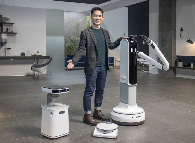 승현준 사장은 "로봇은 AI 기반의 개인화된 서비스의 정점으로, 하드웨어와 소프트웨어의 최적화된 결합을 통해 개인 삶의 동반자 역할을 할 수 있도록 하는 것이 중요하다"며'삼성봇 케어', '제트봇 AI', '삼성봇 핸디'를 소개했다. /삼성전자 제공