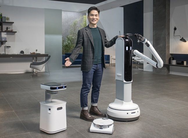 승현준 사장이 왼쪽부터 '삼성봇 케어', '제트봇 AI', '삼성봇 핸디'를 소개하고 있다. ⓒ 삼성전자