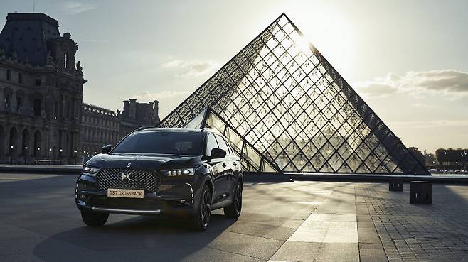 DS 7 크로스백 루브르 에디션.