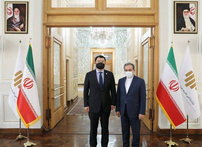 10일 이란 테헤란 외무부에서 만난 최종건(왼쪽) 한국 외교부 1차관과 세예드 압바스 아락치 이란 외무차관. 이란 외무부 누리집