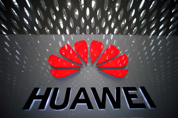 중국 선전에 본사를 둔 세계 최대 통신장비 제조업체 화웨이의 로고가 선전공항에 걸려 있다. 로이터 연합뉴스
