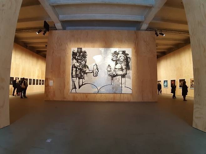 2019년 이탈리아 베네치아 비엔날레 본 전시관 들머리에 내걸렸던 조지 콘도의 대작 <더블 엘비스>의 전시 장면. 서구 현대 사회와 현대인 내면의 극심한 분열상을 표출한 작품이다.