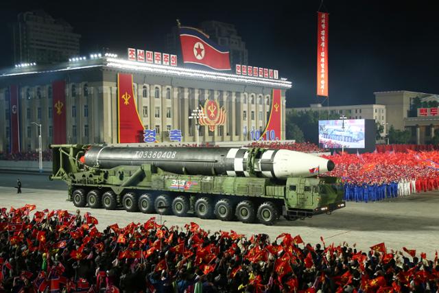 북한이 지난해 10월 10일 당 창건 75주년을 맞아 진행된 열병식 당시 모습. 합참은 11일 "전날 심야시간대 북한이 당 대회 관련 열병식을 실시한 정황을 포착했다"고 밝혔다. 노동신문 뉴스1