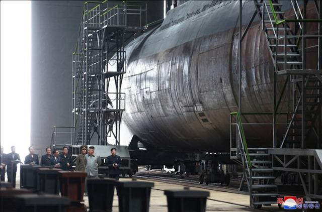 2019년 7월 북한 조선중앙TV가 김정은 국무위원장이 새로 건조한 잠수함을 시찰했다고 보도하면서 공개한 잠수함 모습. 조선중앙통신 연합뉴스