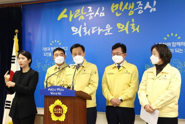 장현국(왼쪽 3번째) 경기도의회 의장이 11일 2차 재난기본소득 지급을 경기도에 공식 요청하고 있다. 경기도의회 제공